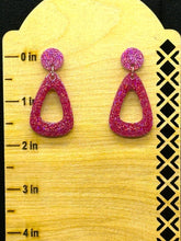 Load image into Gallery viewer, Pink glitter dangle earrings
