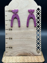 Load image into Gallery viewer, Pink glitter resin earrings
