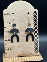 Load image into Gallery viewer, Metal shaped earrings
